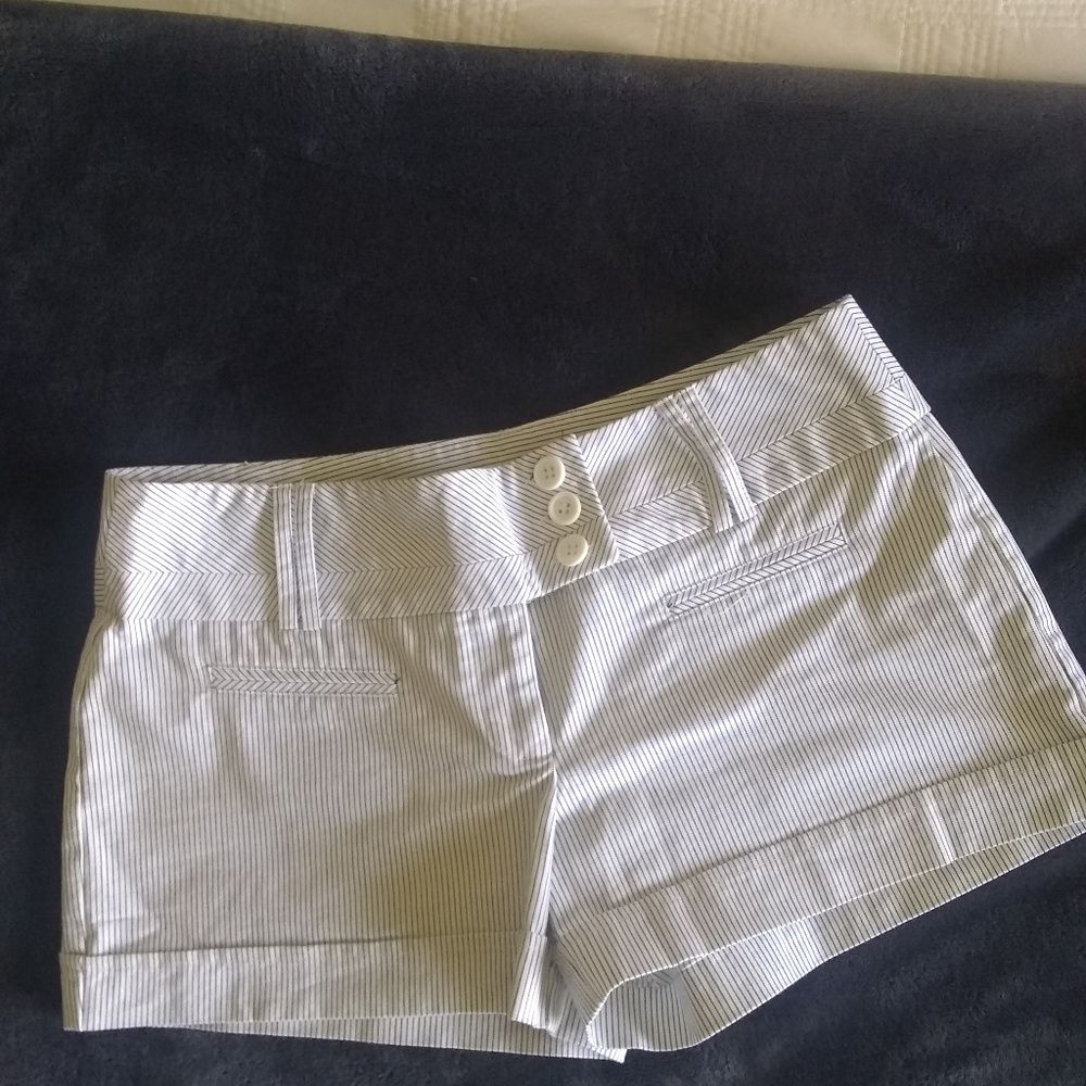 Joe Benbasset white with black pin stripes shorts